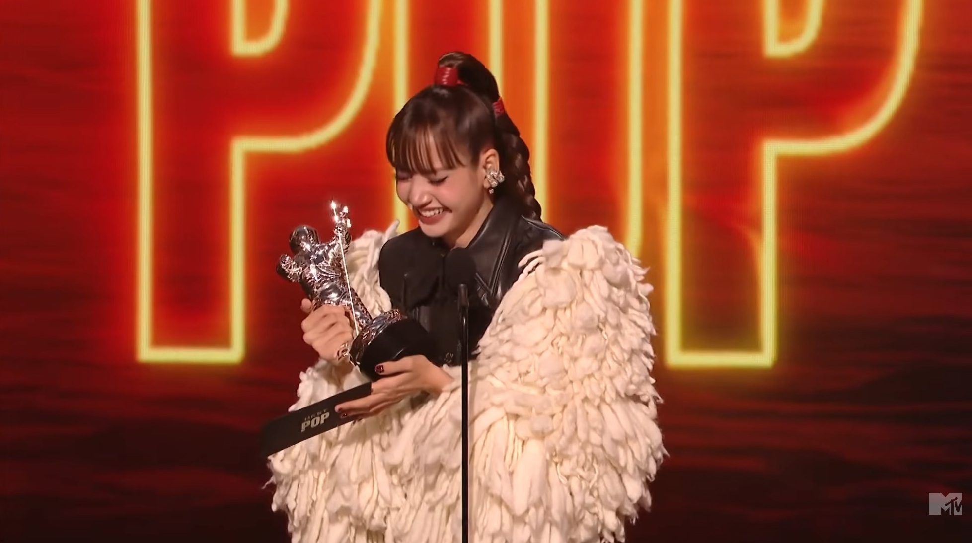Lisa在2026 MTV VMA上領取最佳流行音樂獎